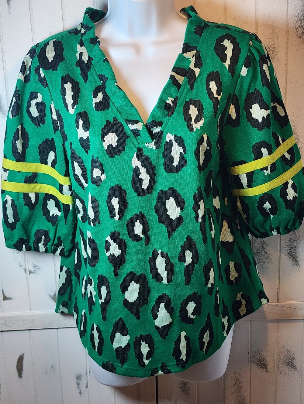 Voy Green Leopard Print V-Neck Women’s Top
